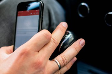 Akıllı telefon ve araba kullanırken çekilmiş görüntüler.