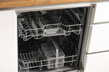 Modern mutfak içerisindeki açık bulaşık makinesinin yakın çekim görüntüsü