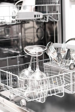 Modern mutfakta bulaşıkçı, yakın çekim. 