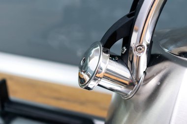 Mutfaktaki ocakta metal çaydanlık, seçici odak