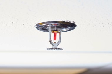 Gri tavanda otomatik yangın söndürme sistemi