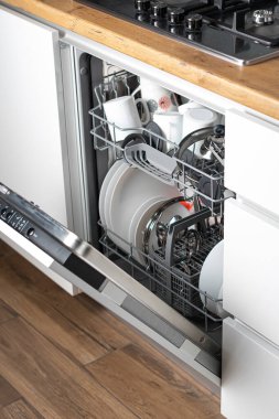 Modern mutfak içerisindeki açık bulaşık makinesinin yakın çekim görüntüsü