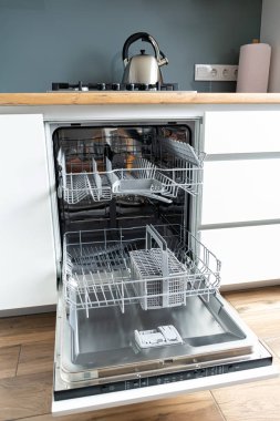 Modern mutfakta tabakları açık bulaşık makinesinin yüksek açılı görüntüsü