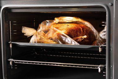 Fırında pişmiş hindi tepsisini kapat.