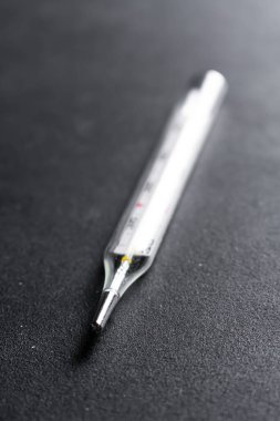 Siyah arkaplanda tıbbi termometre