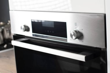 Modern mutfak içlerindeki fırının detaylı görüntüsü