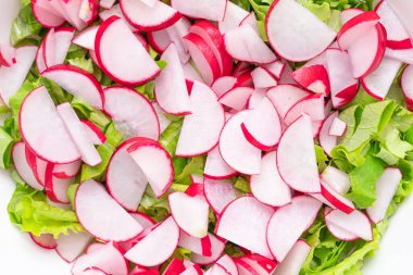 Salata kasesi ve taze ve sağlıklı sebzeler.