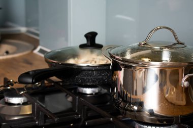 Mutfak gereçleri ocakta, mutfak konsepti