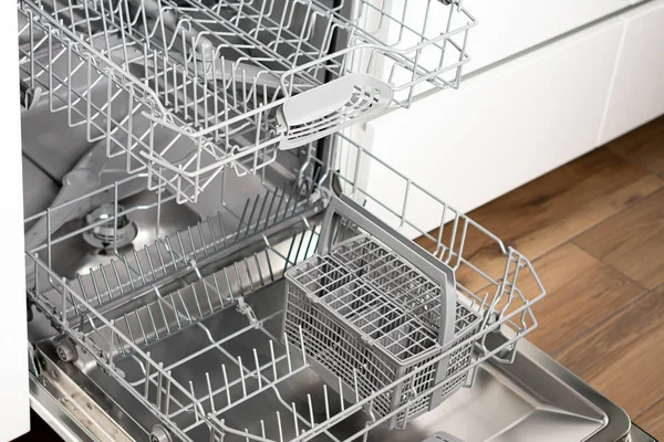 現代的なキッチンのプレートとオープン食器洗い機の高い角度ビュー — ストック写真