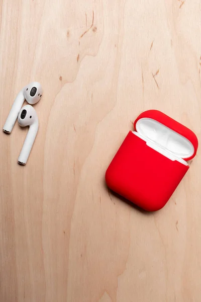 Vista Cerca Los Auriculares Blancos Modernos Contenedor Rojo Sobre Fondo —  Fotos de Stock