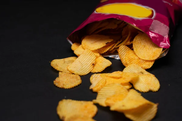 Vista Cerca Las Sabrosas Papas Fritas Paquete Sobre Fondo Negro — Foto de Stock