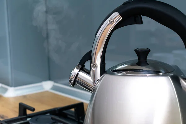 Крупним Планом Вид Киплячого Чайника Плиті Кухні — стокове фото
