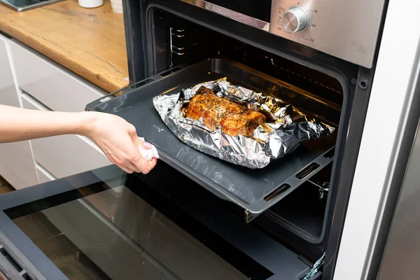 Potret Ayam Yang Dimasak Wanita Dalam Oven — Stok Foto