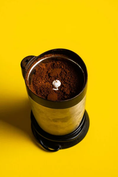 Close Zicht Koffiemolen Met Gemalen Koffiebonen — Stockfoto
