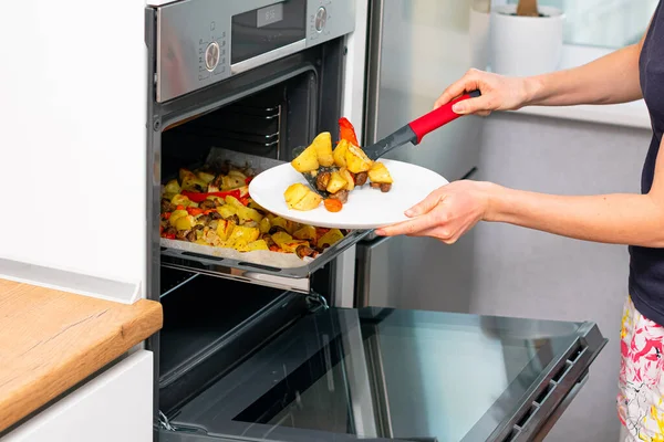 Potret Wanita Memasak Makanan Lezat Dalam Oven — Stok Foto