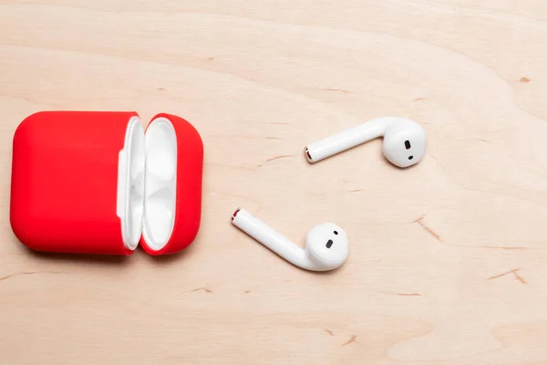 Πάνω Όψη Του Σύγχρονου Λευκού Ακουστικά Και Κόκκινο Δοχείο Ξύλινο — Φωτογραφία Αρχείου