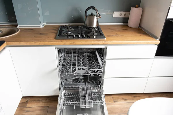Високий Кут Зору Відкритої Посудомийної Машини Сучасній Кухні — стокове фото