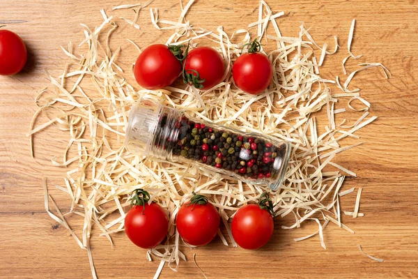 Behållare Med Pepparkorn Och Färska Tomater Träbord — Stockfoto