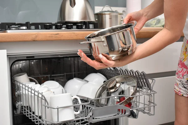 Ditembak Jatuh Orang Menggunakan Mesin Cuci Piring Dapur Modern — Stok Foto