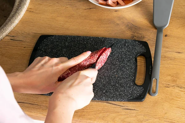 Cropped Shot Woman Slicing Salami Cutting Board Kitchen — Stock Photo, Image