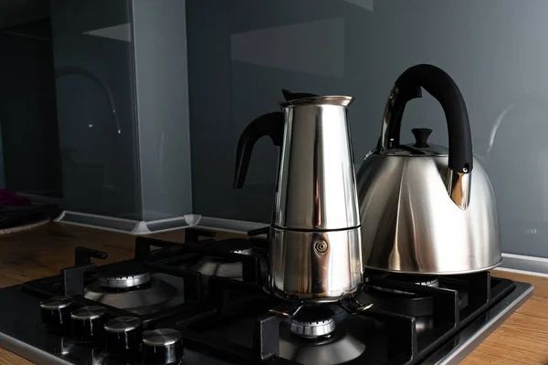 台所のストーブの上の金属ケトルとコーヒーポット — ストック写真