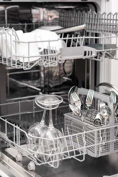 현대식 주방에서 설거지하는 모습을 — 스톡 사진