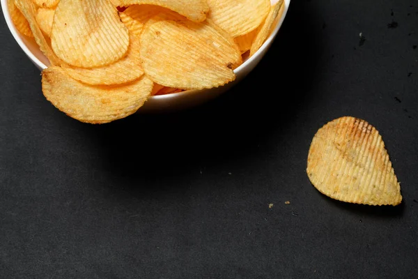 Vista Cerca Las Sabrosas Papas Fritas Tazón Sobre Fondo Negro —  Fotos de Stock