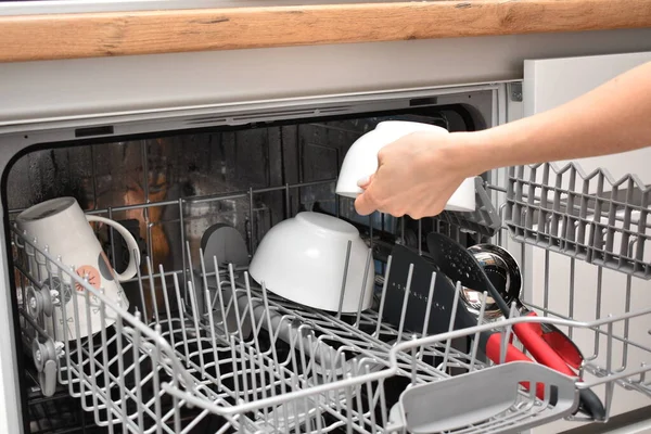 Tiro Cortado Pessoa Usando Máquina Lavar Louça Cozinha Moderna — Fotografia de Stock