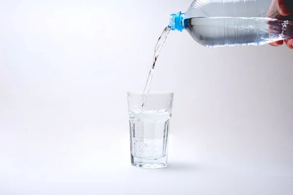 Tiro Recortado Persona Que Vierte Agua Botella Vidrio — Foto de Stock