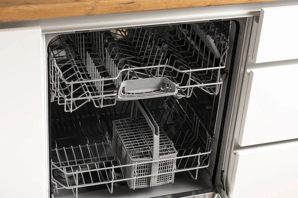 Вид Крупним Планом Відкритої Посудомийної Машини Сучасному Інтер Єрі Кухні — стокове фото