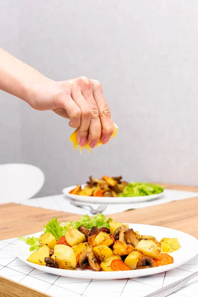 Обрезанный Снимок Женской Руки Тарелки Вкусной Едой Деревянном Столе — стоковое фото