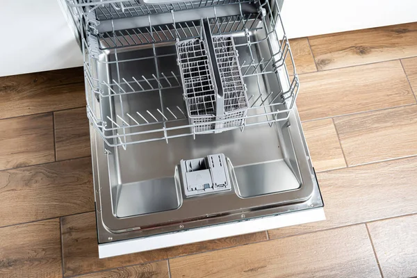 현대식 주방에 식기세척기 각도에서 — 스톡 사진