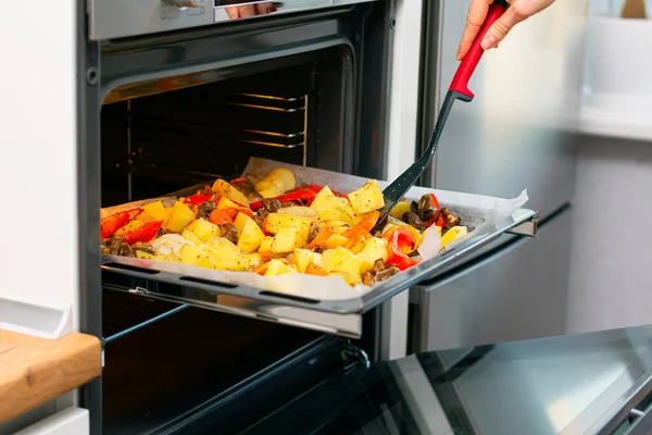 Bijgesneden Schot Van Vrouw Koken Heerlijke Maaltijd Oven — Stockfoto