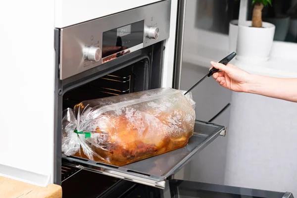 Potret Ayam Yang Dimasak Wanita Dalam Oven — Stok Foto