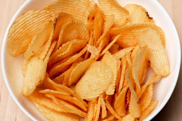그릇에 맛있는 감자칩의 보이는 — 스톡 사진