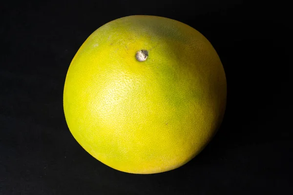 黒い背景の黄色いレモン — ストック写真