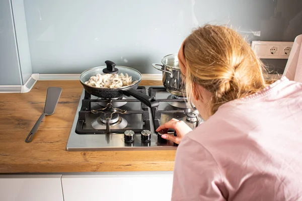 Kembali Melihat Wanita Muda Memasak Dapur — Stok Foto