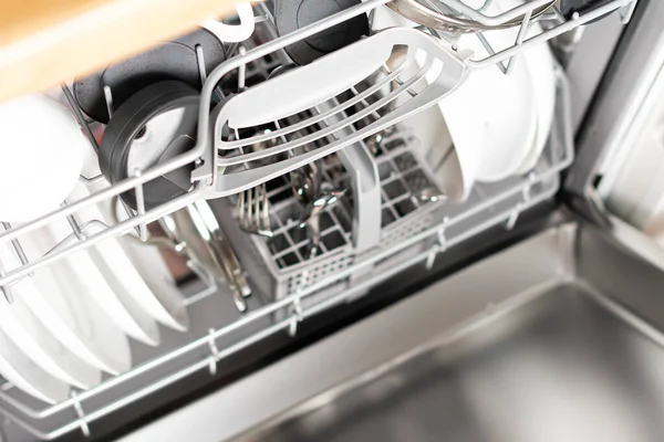 Vista Perto Máquina Lavar Louça Aberta Interior Cozinha Moderna — Fotografia de Stock