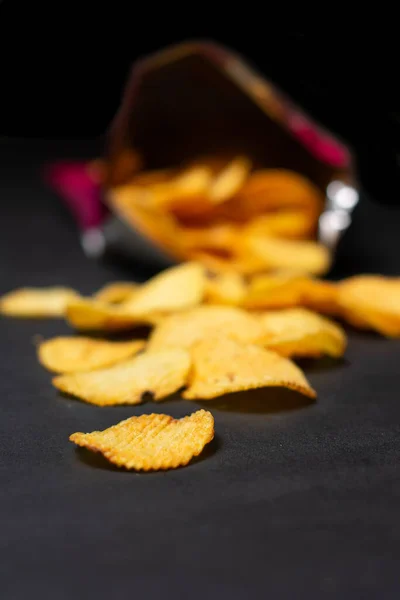 Primer Plano Vista Sabrosas Papas Fritas Paquete Sobre Fondo Negro — Foto de Stock