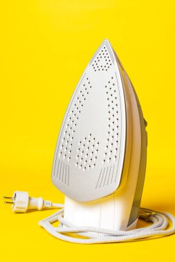 Sarı fişi olan modern beyaz demire yakın plan görünümü