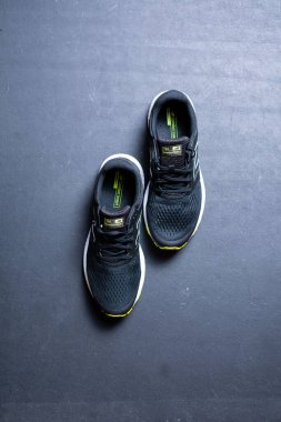 Siyah arka planda şık siyah spor ayakkabılarının üst görünümü 
