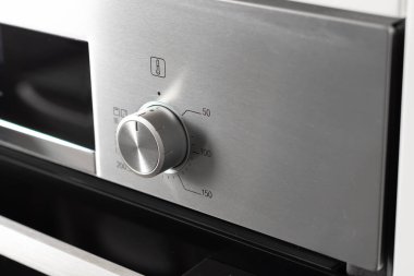 Modern mutfak içlerindeki fırının detaylı görüntüsü