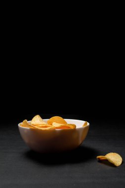 Lezzetli çıtır patates cipsinin yakın plan görüntüsü. 