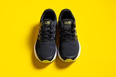 şık siyah spor ayakkabılarının yakın plan görüntüsü 