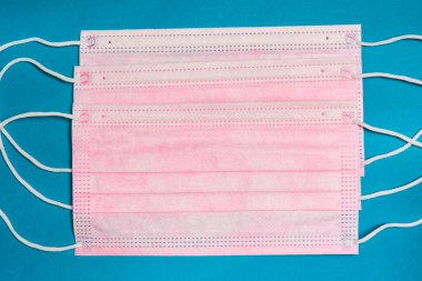 Mavi arka planda tıbbi maskelerin yakın plan görüntüsü 