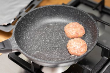 Izgarada kızarmış et ile tava.