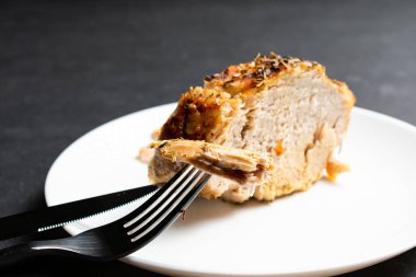 Yakın plan lezzetli ızgara et, çatal ve bıçak tabakta.