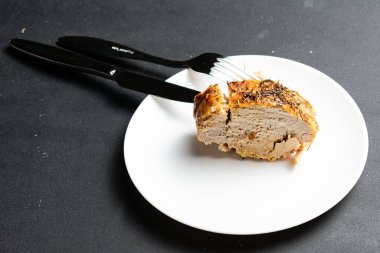 Yakın plan lezzetli ızgara et, çatal ve bıçak tabakta.