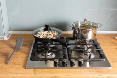 Mutfak gereçleri ocakta, mutfak konsepti