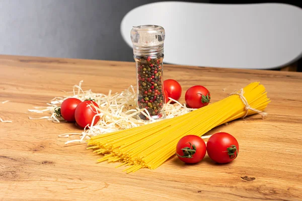 Spageti Dengan Tomat Dan Rempah Rempah Atas Meja Kayu — Stok Foto
